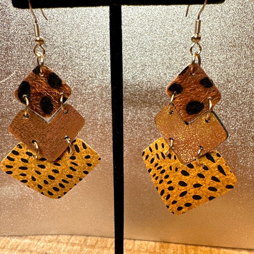 🌻2/$10.00PU Leather Crackle/Polkadot Earrings🌻